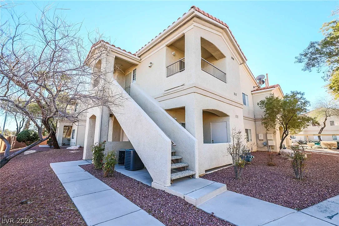 2 bed, 2.0 bath, 968 sqft, $1,350 — Photo 2