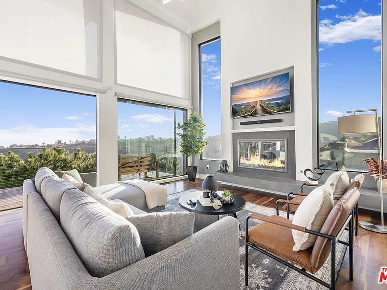 1735 Summitridge Dr — Photo 3