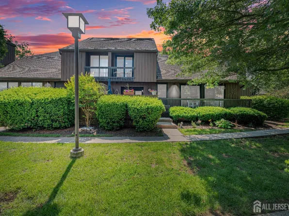 215 Kingsberry Dr, Somerset, NJ 08873