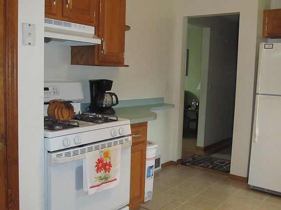 4th image of 32 Emerald Dr