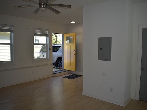 4th image of 627 Robinson Ave SE #C