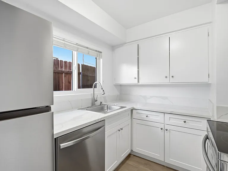 6640 Darby Ave — Photo 35