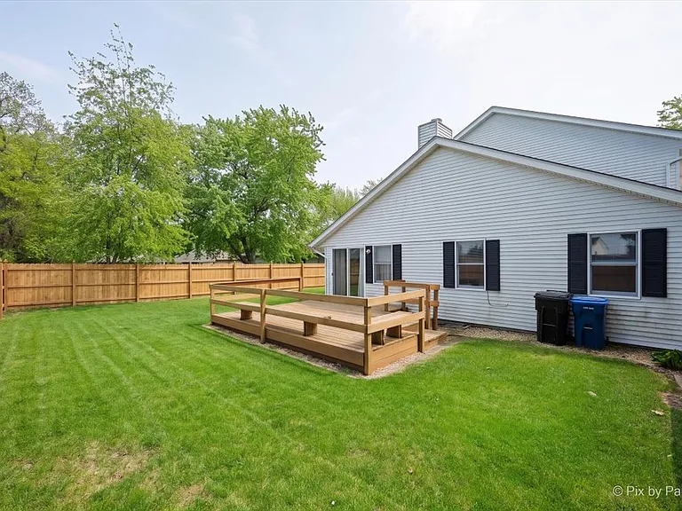 702 N View St — Photo 32