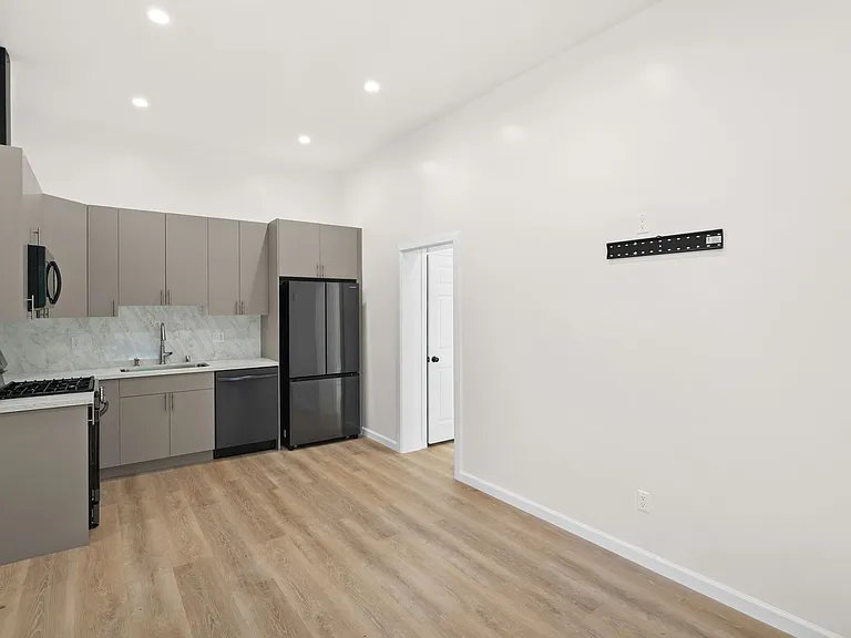 10327 Vanalden Ave — Photo 8