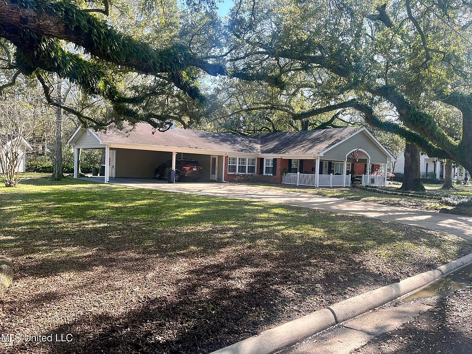 1st image of 904 Columbus Dr