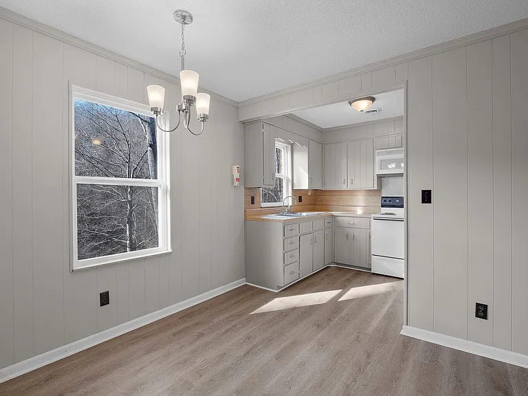 Sunset Manor Apartments — Photo 16