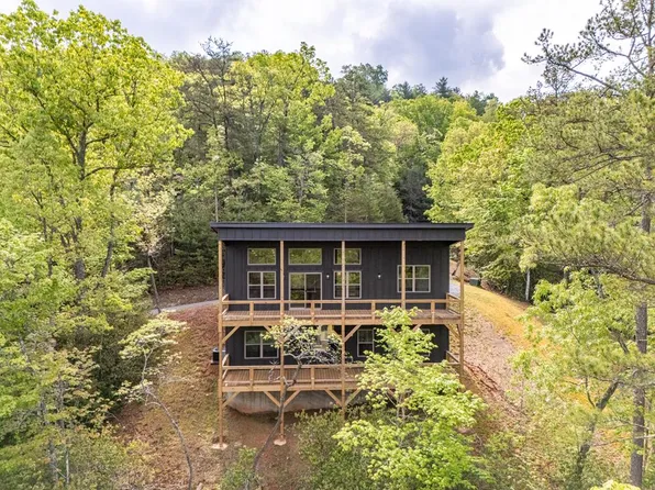 390 Fiddlers Way, Brasstown, NC 28902