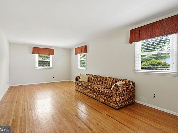 4th image of 320 Macclelland Ave