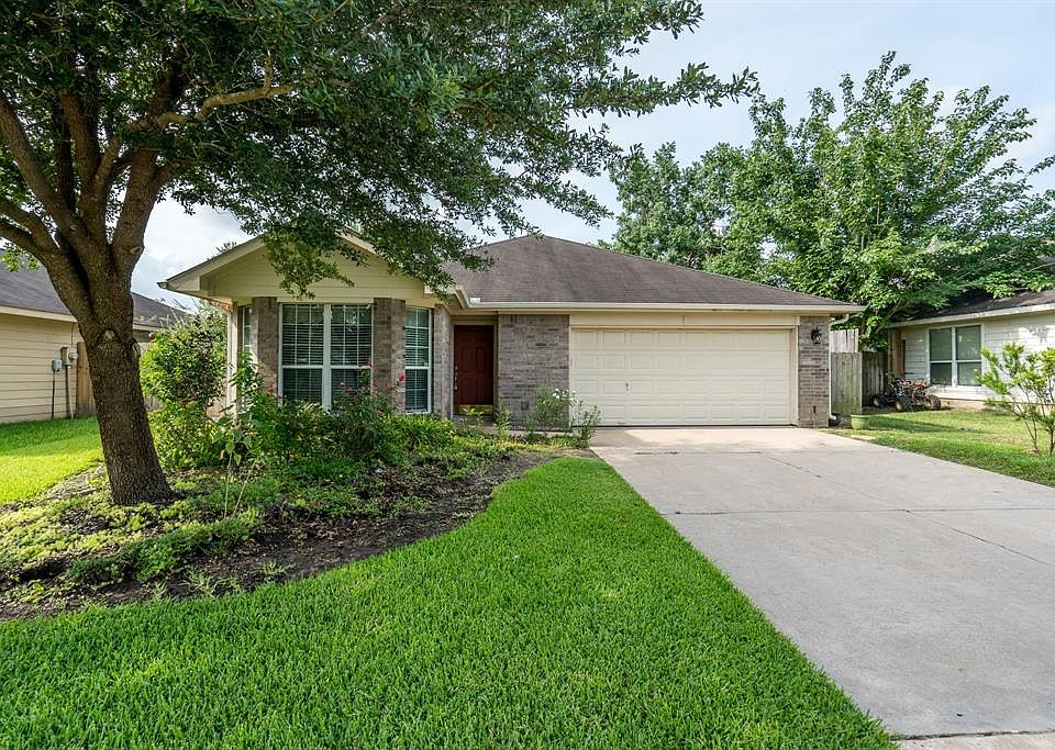 Charming 1-story home with mature trees and lush landscaping in the neighborhood of Ranch Country!