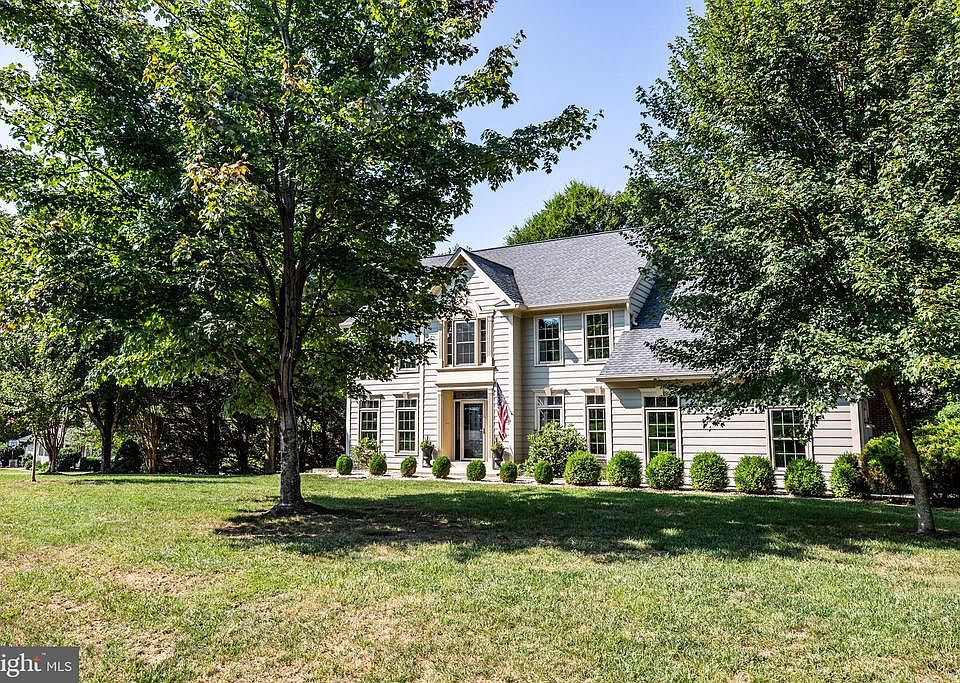 Fantastic corner lot home in Cardinal Forest