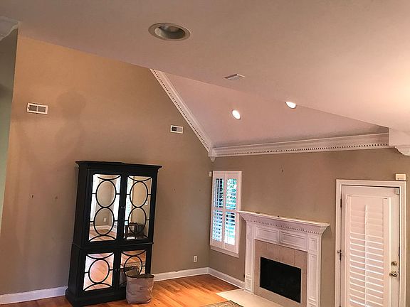 LR w/fireplace & 20' ceiling