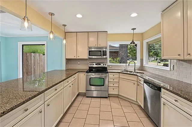 3 bed, 2.0 bath, 2000 sqft, $2,500 — Photo 4