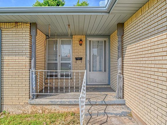 3rd image of 314 NW Compass Dr
