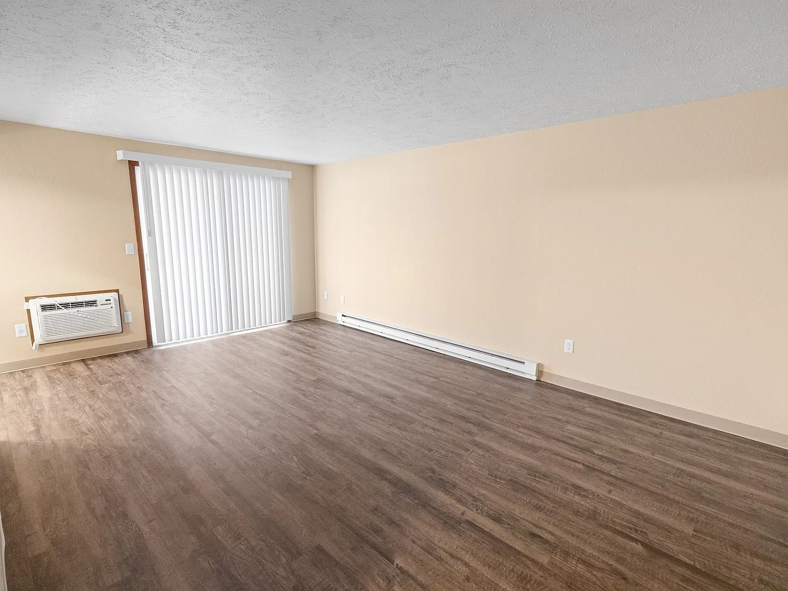Lyons Court Apartments — Photo 3