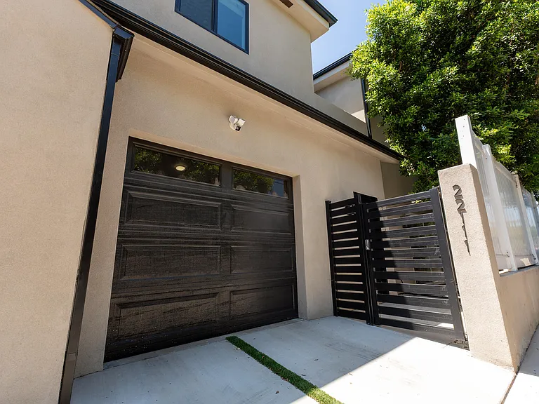 22111 Victory Blvd — Photo 20