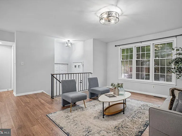 10108 Ebenshire Ct — Photo 2