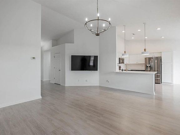 5th image of 342 Camden Cir
