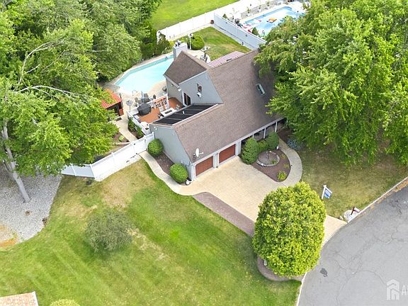 2nd image of 9 Benjamin Ct
