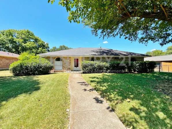 221 Connie Dr, Desoto, TX 75115