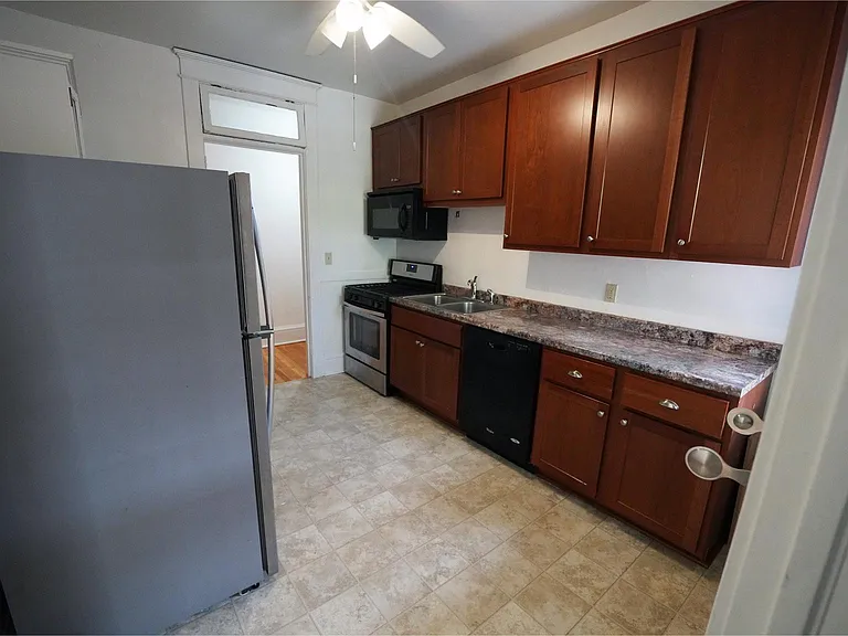 Oxford Street Apartments — Photo 8