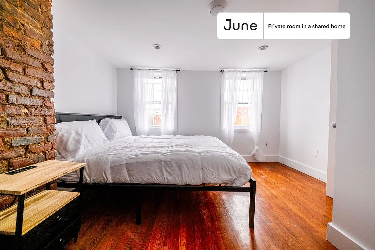 Queen bedroom in 3 bed/1 bath home in Bushwick #1848 B — Photo 2
