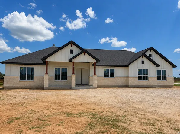 163 Pradera Ridge Drive, Floresville, TX 78114