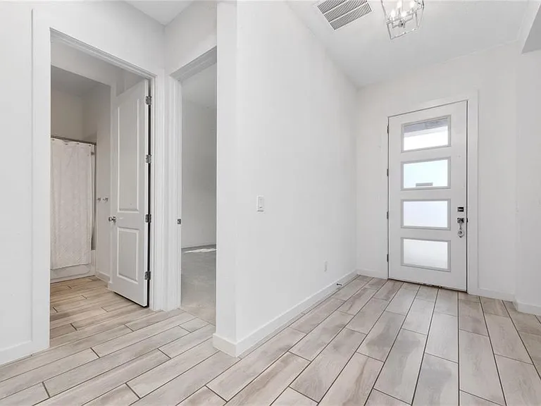 8664 Dubochet St — Photo 32