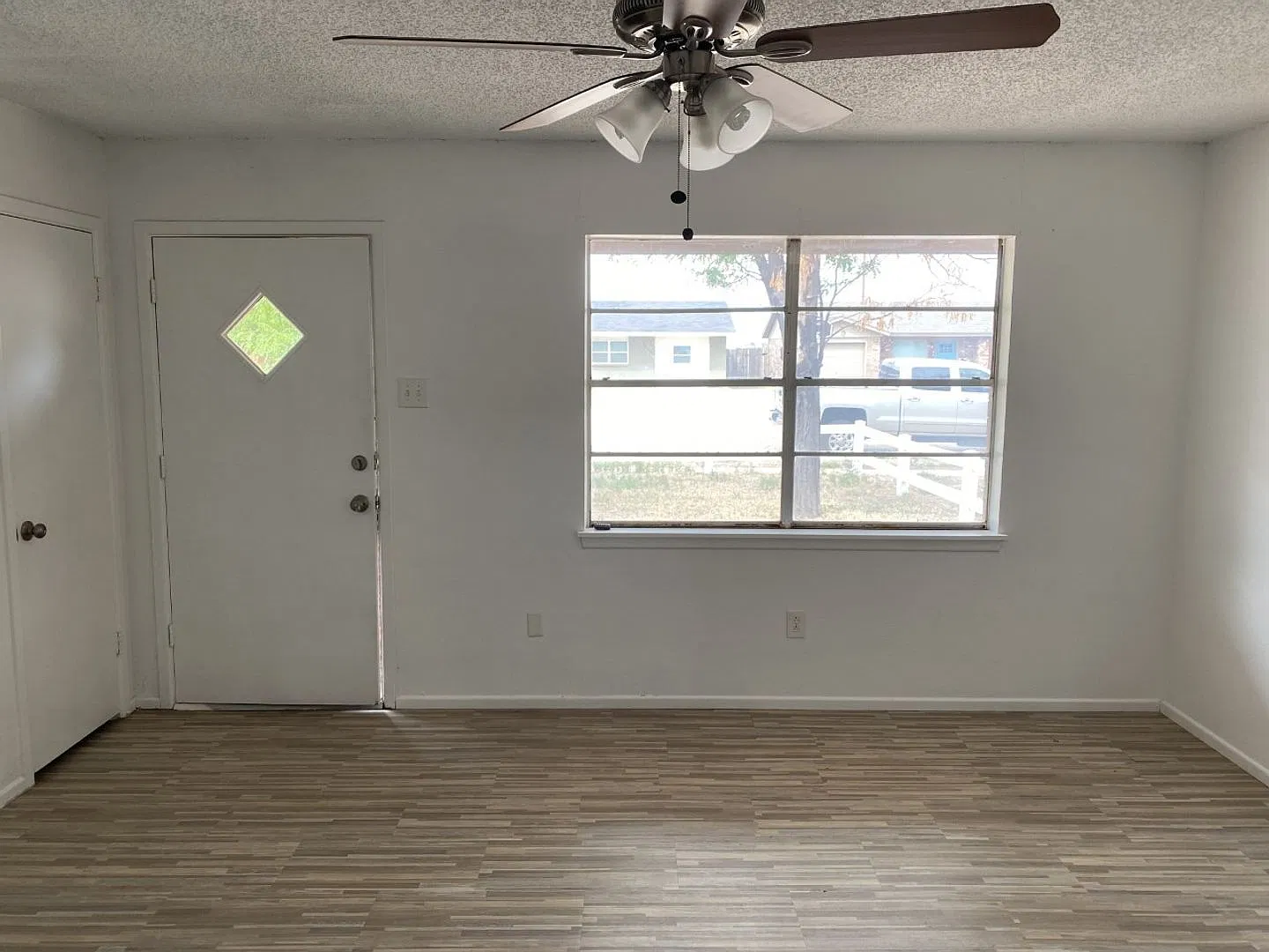 3 Bedroom 2 Bathroom house in great location!! — Photo 3