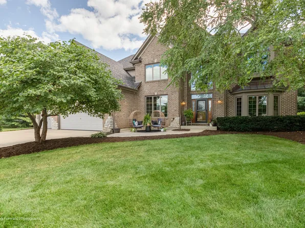8 N Royal Oaks Dr, Bristol, IL 60512