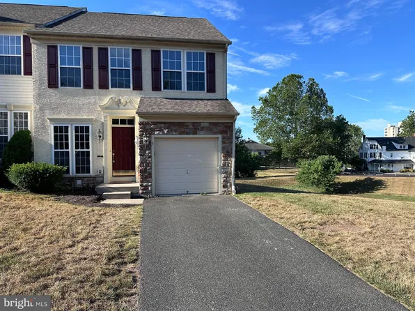 2 Creekside Dr, Pottstown, PA 19464