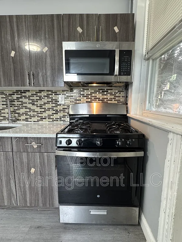 3 bed, 1.0 bath, 1000 sqft, $2,500 — Photo 2