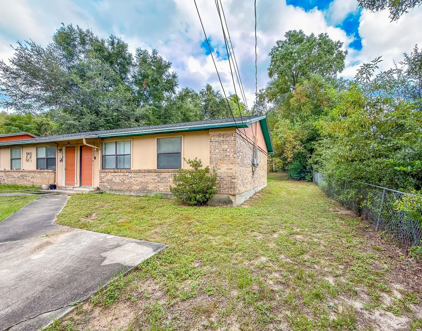 CUTE 2/1 w/ Huge Yard, Open Kitchen w/ Bar, Updated Shower, Newer Flooring/Paint! $1075 /month Av... — Photo 2