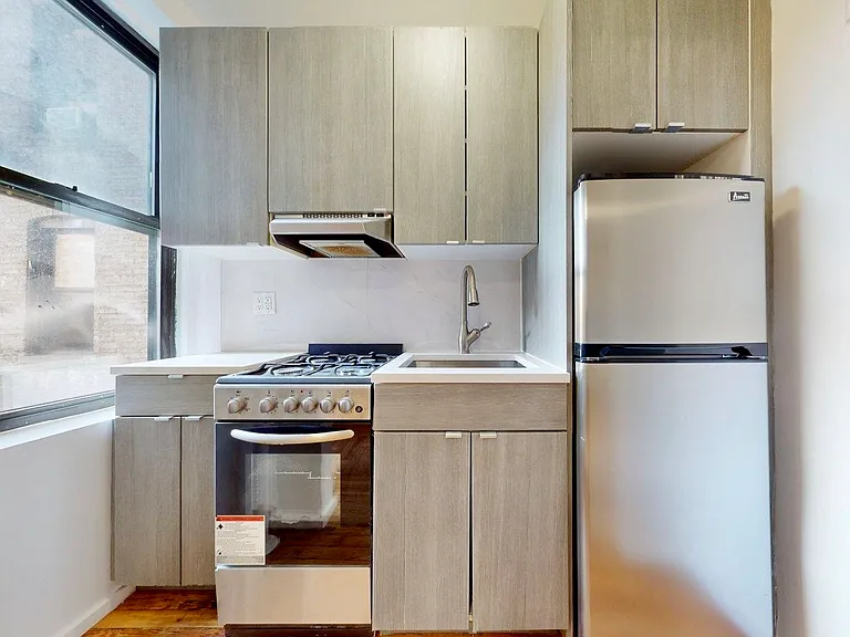 254 Seaman Ave #E6 — Photo 4