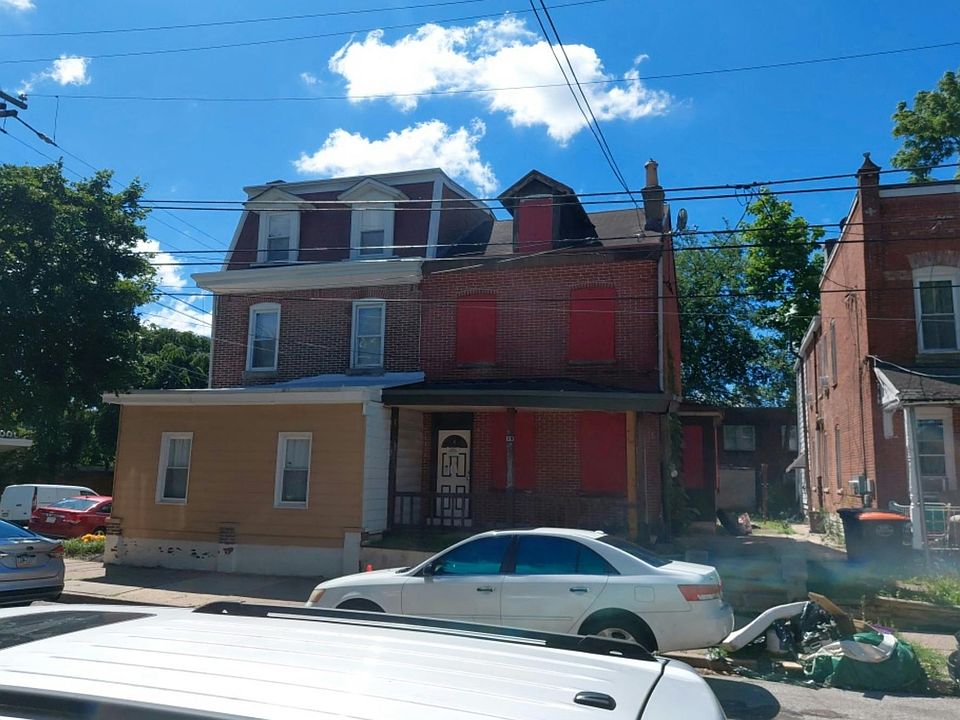 2nd image of 25 E 18th St