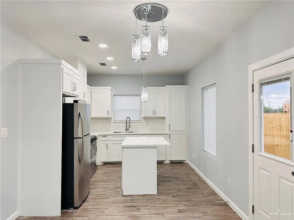 3 bed, 2.0 bath, 1025 sqft, $1,300 — Photo 3