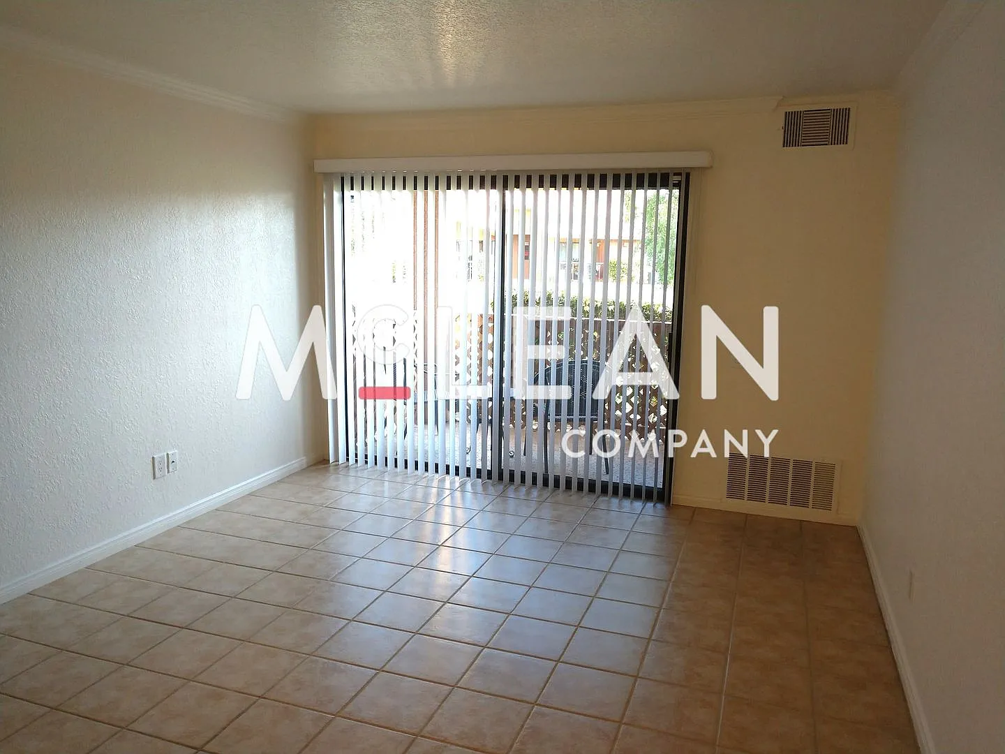 Beautiful 1BR Ground-Level Condo in Gated Saddleback Community — Photo 2