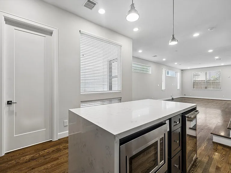 1213 Crockett St — Photo 7