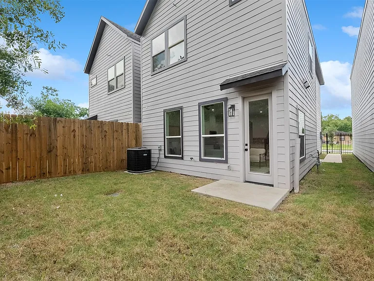892 Paul Quinn St — Photo 20