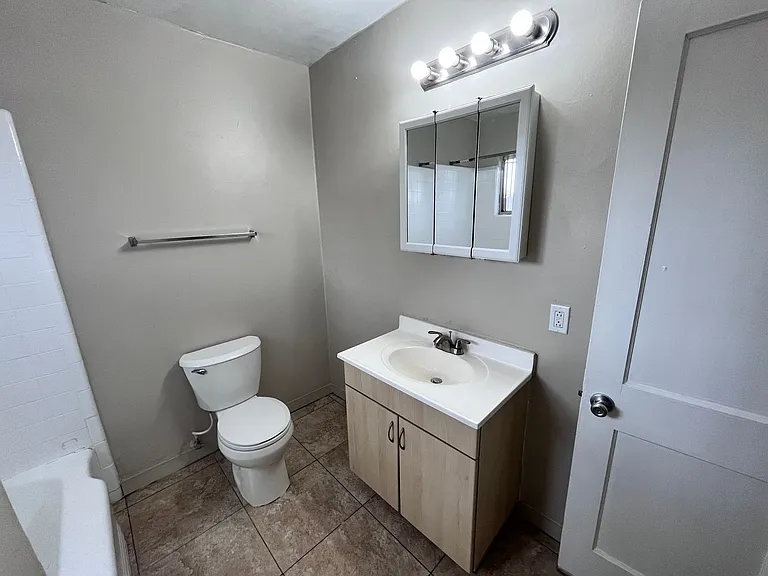 2620 N Stone Ave — Photo 7