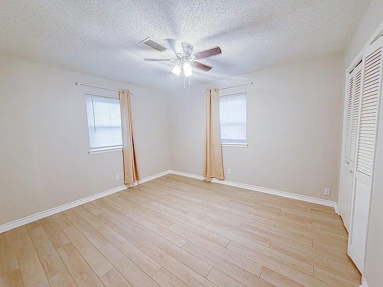 2605 Cambridge St — Photo 19