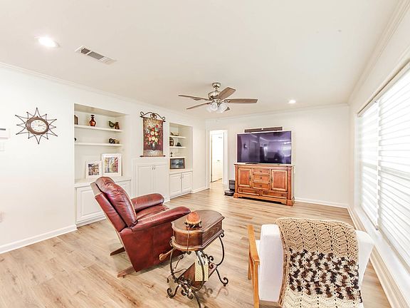 5th image of 300 Estate Dr