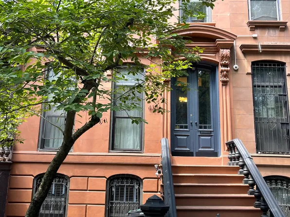 430 Vanderbilt Avenue image 1 of 8