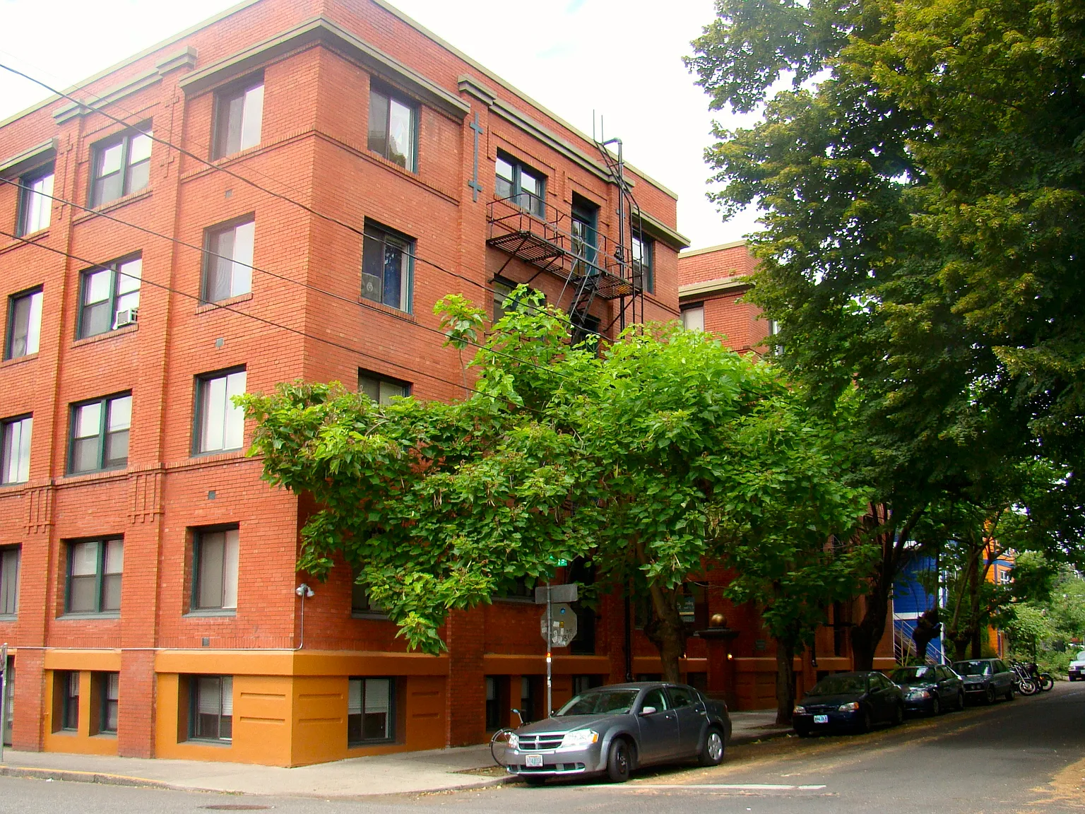 Wellesley Court Apartments — Photo 2