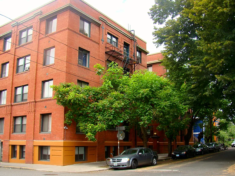 Wellesley Court Apartments — Photo 2