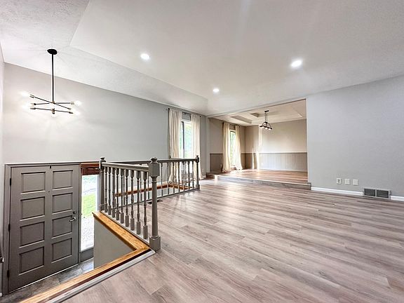 Open floorplan concept with high ceiling (10 feet)