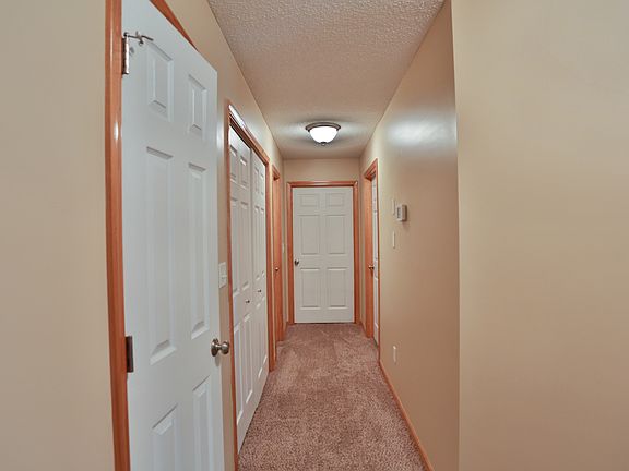 4th image of 430 SW Graystone Dr