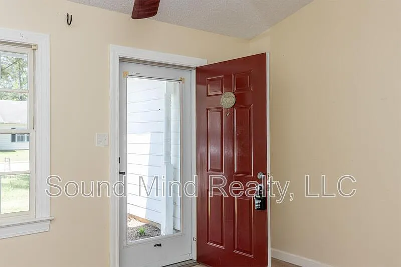 3 bed, 2.0 bath, 1293 sqft, $1,550 — Photo 4