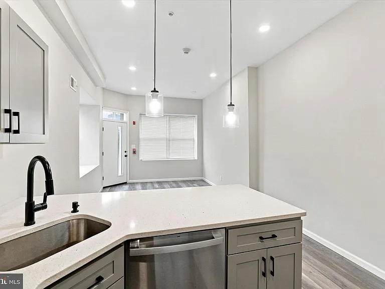 623 W Oxford St #1 — Photo 5