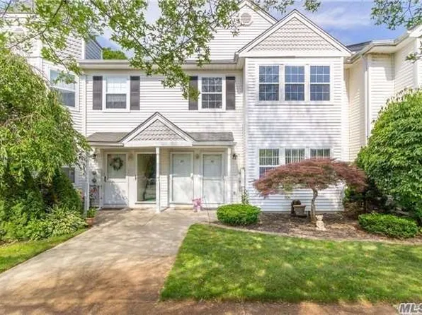 26 Country View Ln, Middle Island, NY 11953