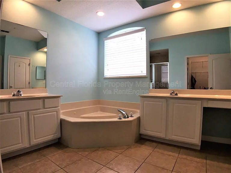 909 Arbormoor Pl — Photo 22